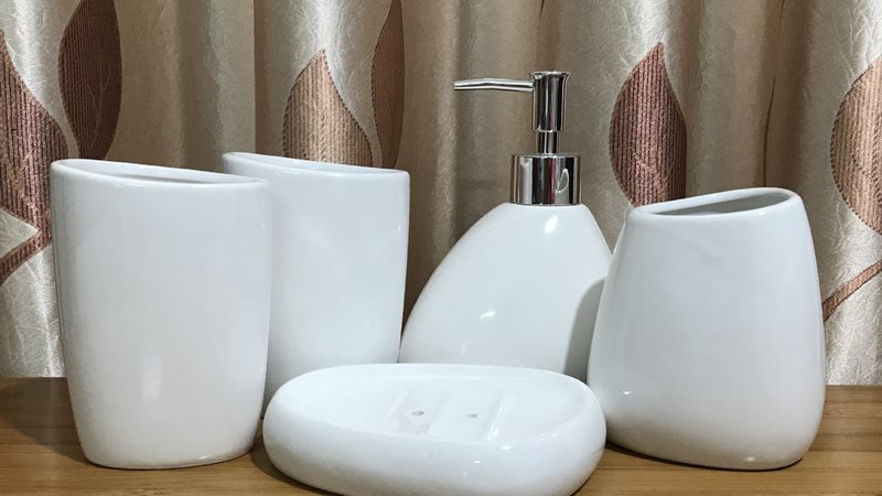 全铜与不锈钢花洒：耐摔之选，材质揭秘**